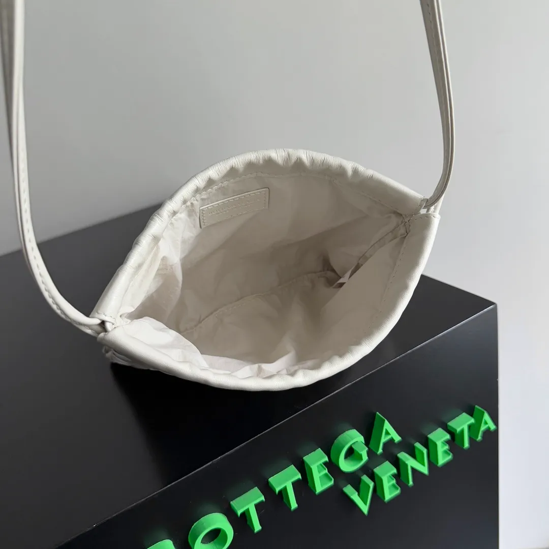 Batch 1400 BOTTEGA VENETA DUSTBAG mini size is officially launched📣📣. It still continues the classic weaving process. The lazy and casual feeling presented by the drawstring pockets is not too suitable for summer. The small back body is light and convenient. It is enough to carry lipstick and tissues when going out every day. It is not easy to make mistakes with any clothes. The shoulder strap has a buckle and pull-out design, which can be adjusted to unlock multiple carrying methods. Style number: 816987 Size: 21*16.6*1cm